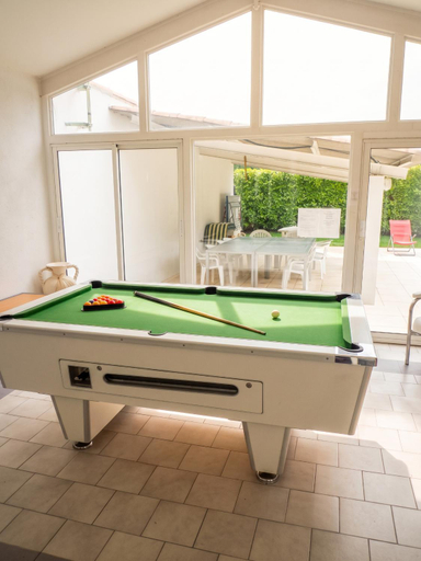 Others 4, Villa spacieuse et elegante a Meynes avec piscine privee, Gard