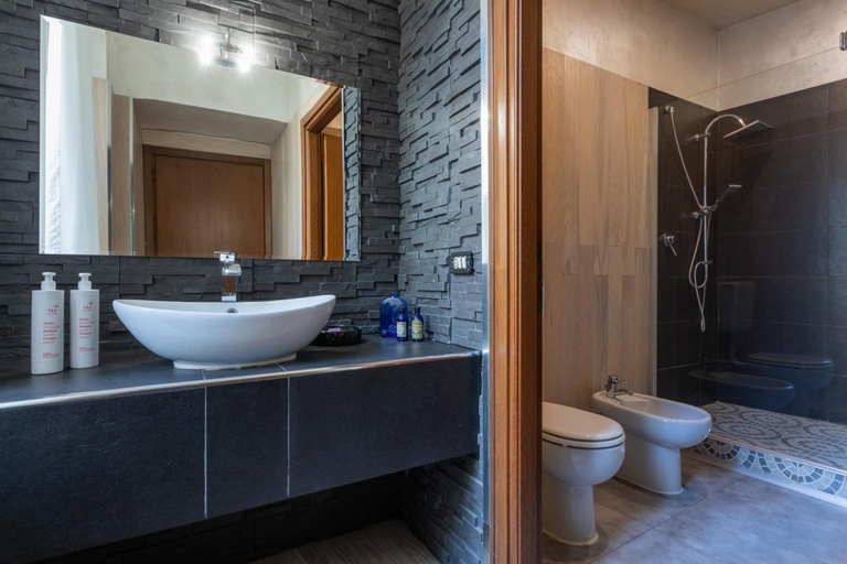 Bathroom 3, La Maison du Vent by Wonderful Italy, Torino