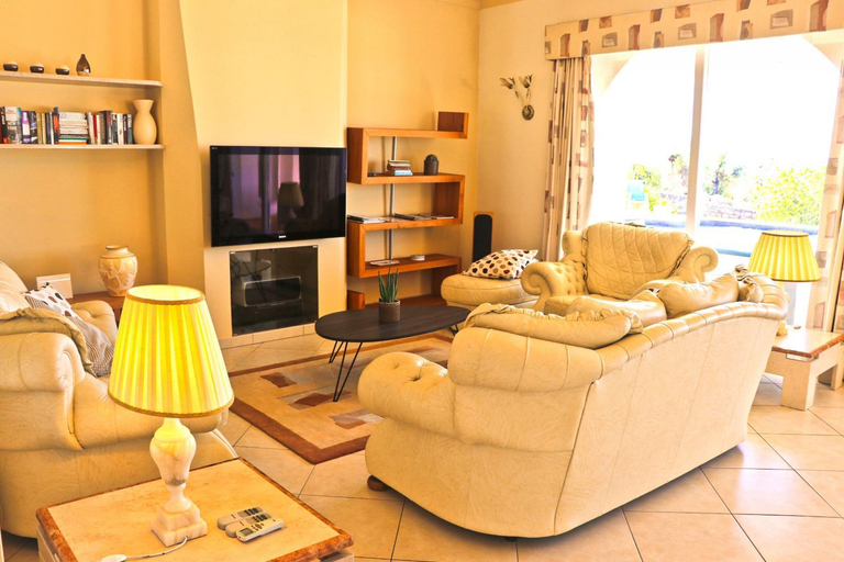 Shared lounge/TV area, Villa Santa Barbara by Portucasa, Faro