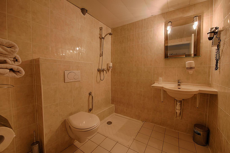 Bathroom 3, Le Ruisseau, Val-de-Marne