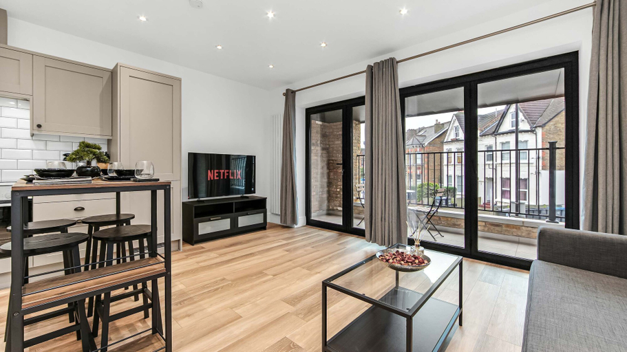 Room 2, Stylish East Croydon Apartment w Private Balcony, London