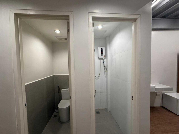 Bathroom 5, Townhouse Oak Nexgen Apartments & Hotel, Pasay City