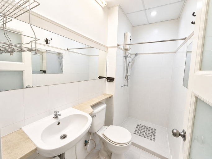 Bathroom 3, Collection O Skutan Inn, Huai Kwang