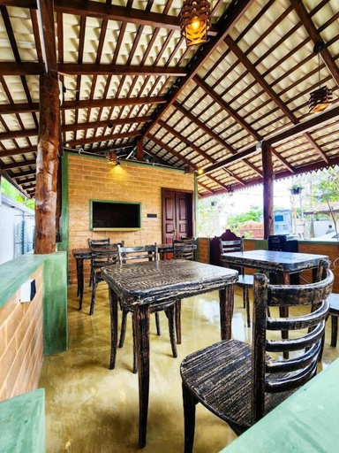 Outdoor dining, Ever Breeze Villa, Habaraduwa