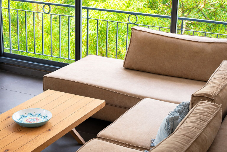 Living area 5, Bright Garden View Apt Near the Beach