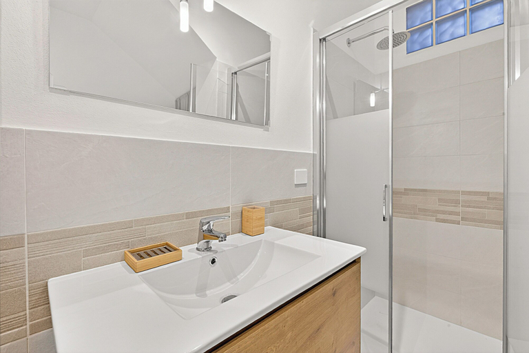 Bathroom 5, Diamond Lake Apartment, Varese
