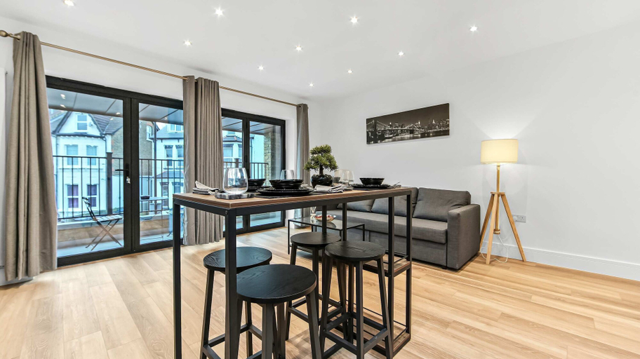 Room 5, Stylish East Croydon Apartment w Private Balcony, London