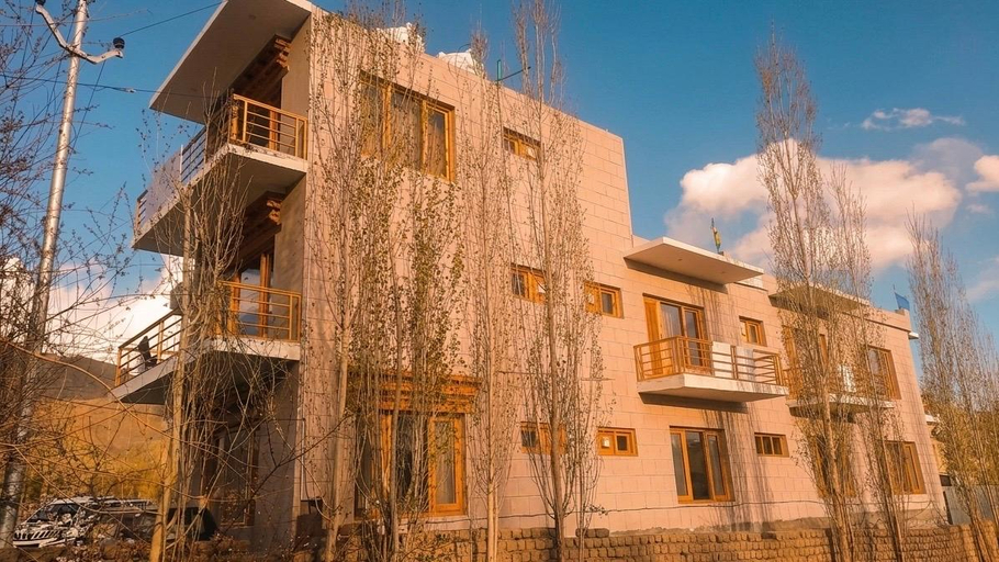 Exterior & Views