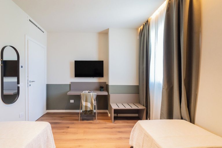 Room 4, Circle Bike Residence by Rent All Como., Como