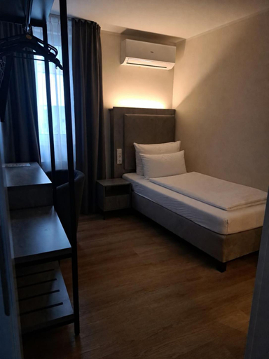 Bedroom 4, Diamonds Hotel, Köln