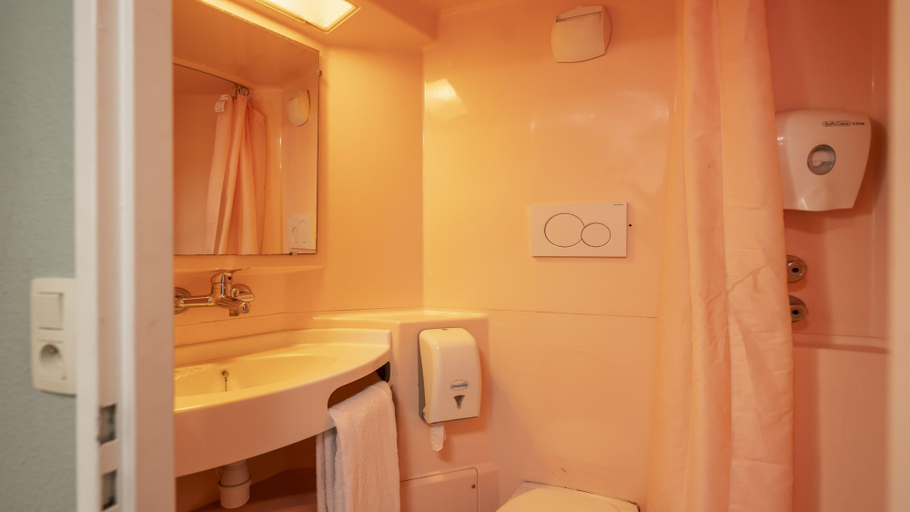 Bathroom 5, Premiere Classe Hotel Liege, Liège