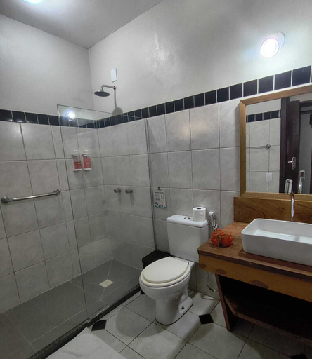 Bathroom 5, Porto Zarpa Hotel, Mata de São João