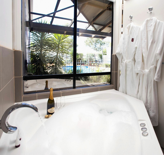 Bathroom, Majestic Oasis Apartments, Port Augusta
