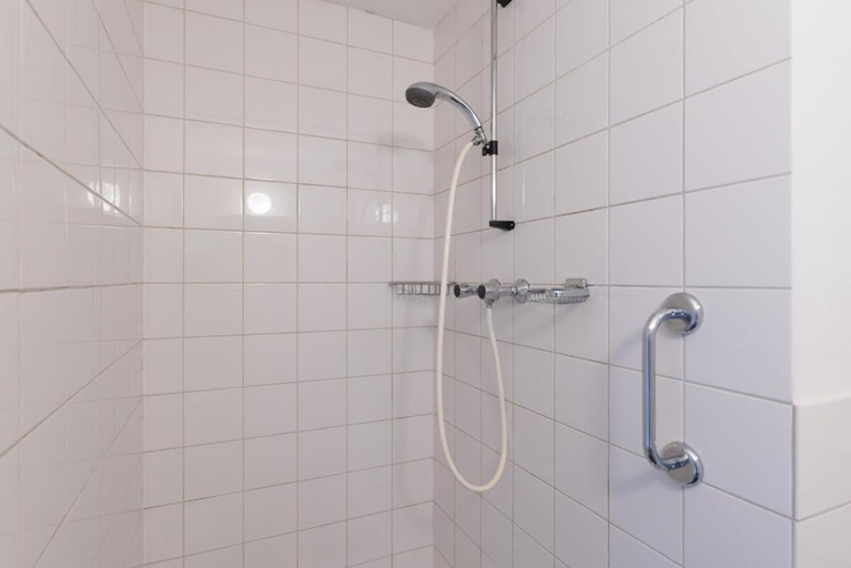 Bathroom 3, Anny's Warehouse City Centre!, Amsterdam