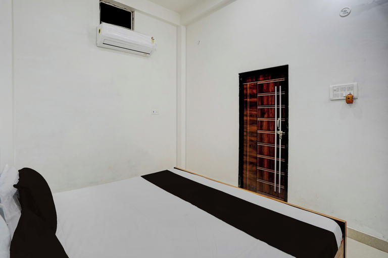 Room 5, Hotel O Prayagraj Sangam Railway, Kaushambi