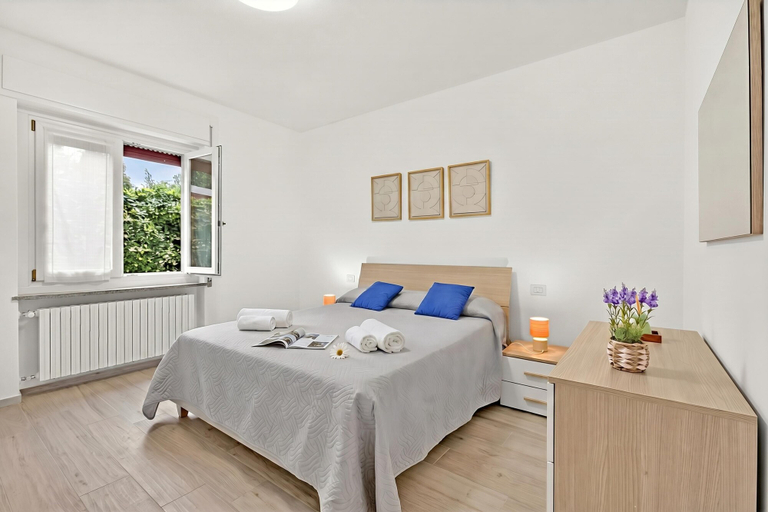 Room 1, Diamond Lake Apartment, Varese