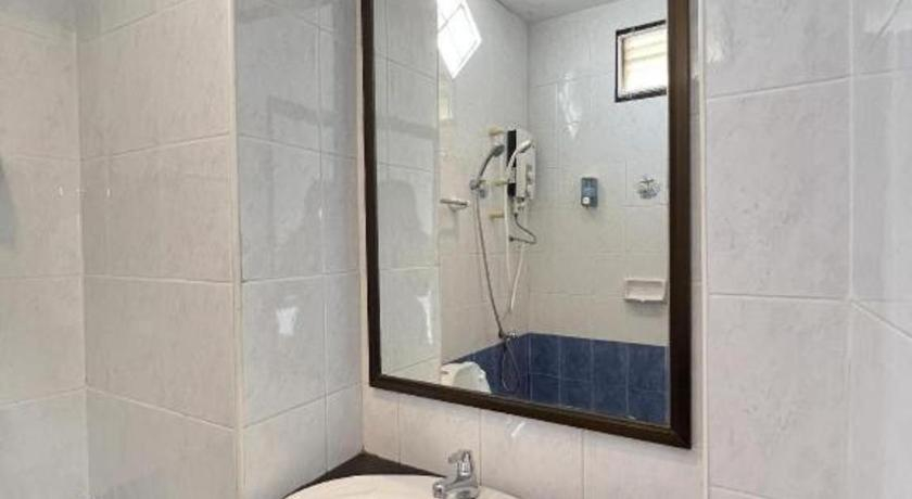 Bathroom 4, Ritzy House Hotel, Muang Chumphon