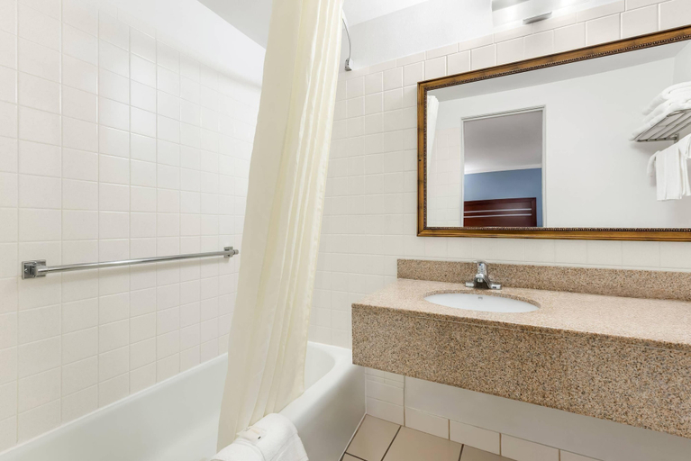 Bathroom 4, Econo Lodge Palmyra - Hershey, Lebanon