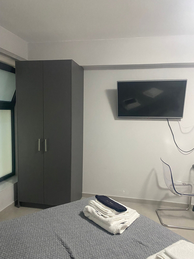 Bedroom 5, Feels Like Home, Attica