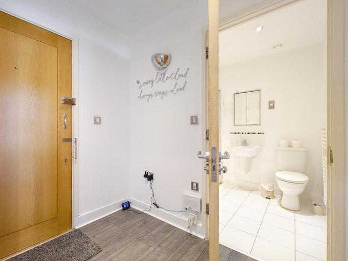 Bathroom 2, London ExCeL Stays - One bed Apartment, London