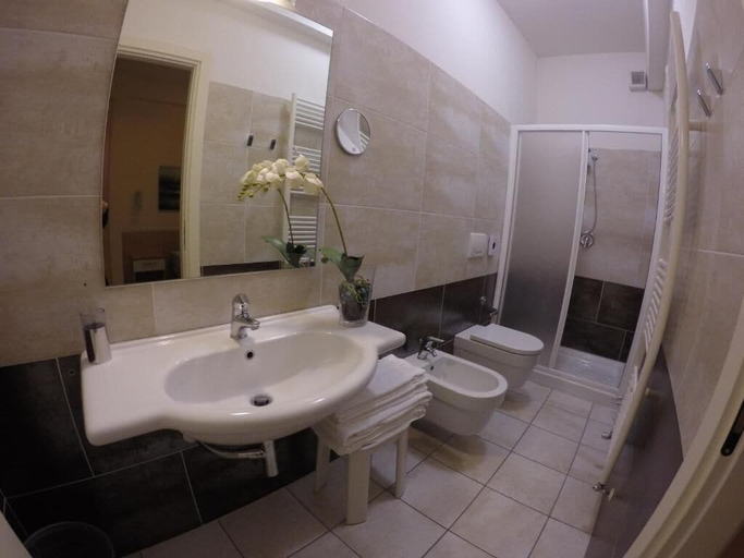 Bathroom 5, Hotel Bassetti, Ravenna