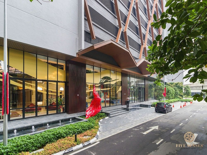 Exterior & Views