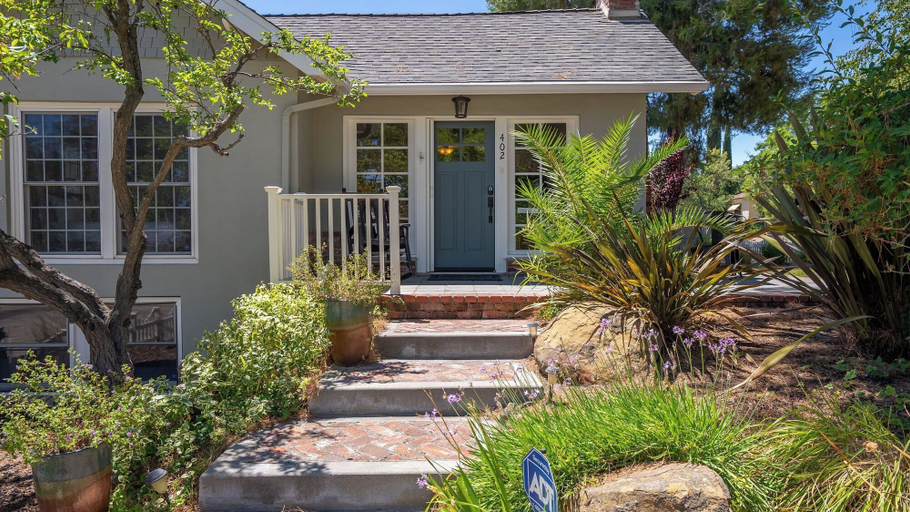 Interior 2, Chateau Paso by Avantstay Pool Table + Private Deck Walk to Downtown Paso, San Luis Obispo