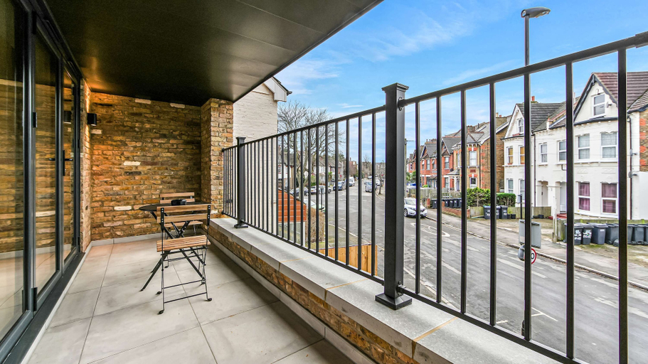 Room 4, Stylish East Croydon Apartment w Private Balcony, London