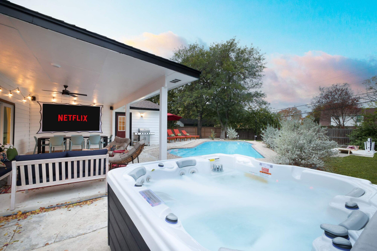 Room 5, Starcrest 4 Br Haven Pool Hot Tub Putt Putt Arcade, Bexar