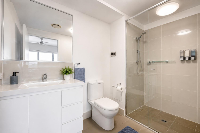 Bathroom, Harbourfront Studio Apartment, South Townsville