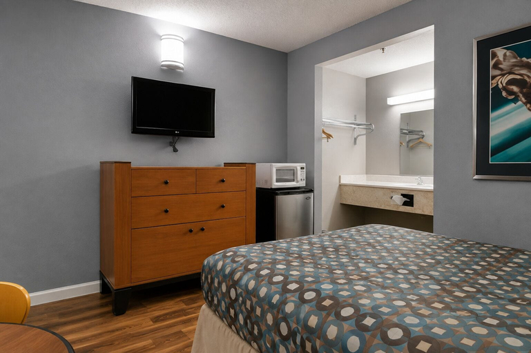 Bedroom 4, Vagabond Inn Bakersfield North, Kern