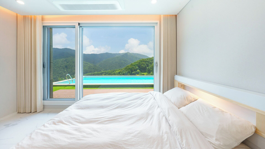 Bedroom 3, Gapyeong Staysumok Pool Villa Pension, Gapyeong