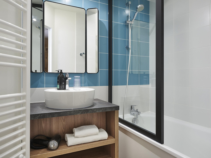 Bathroom 5, Aparthotel Adagio Paris Porte de Versailles, Hauts-de-Seine