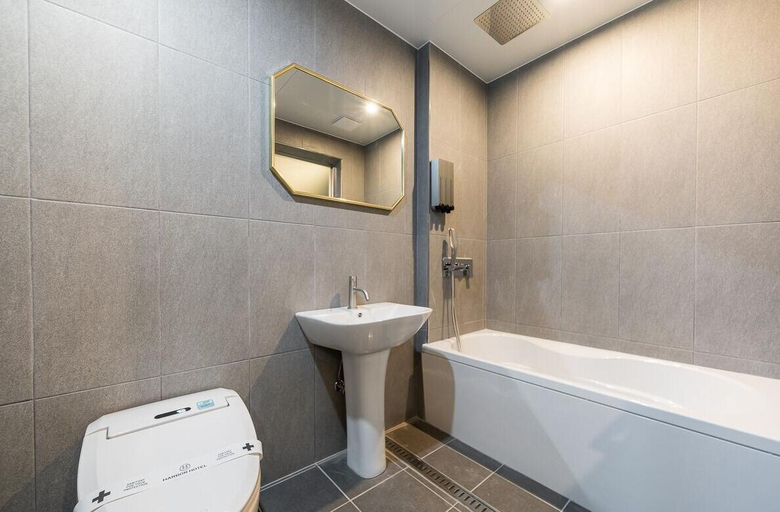 Bathroom 3, Hotel Harbor, Tongyeong