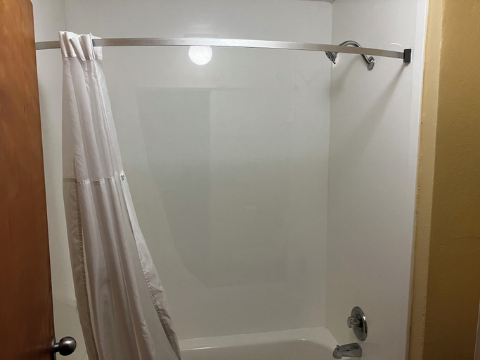 Bathroom 4, A Red Dot Inn Milledgeville, Baldwin
