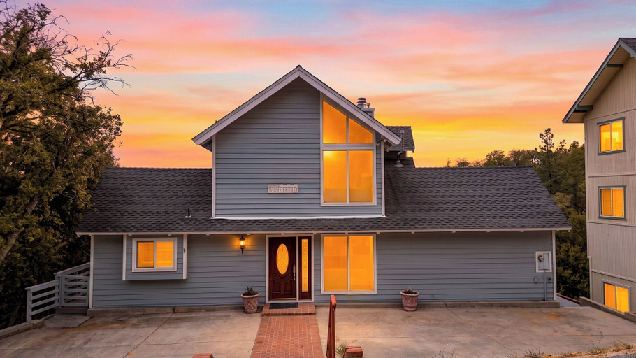 Interior 5, Golden Hour Lodge by Avantstay BBQ + Great Room + Multiple Decks Lake & Sunset Views, San Bernardino