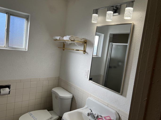 Bathroom, Sherwood Motel, Los Angeles