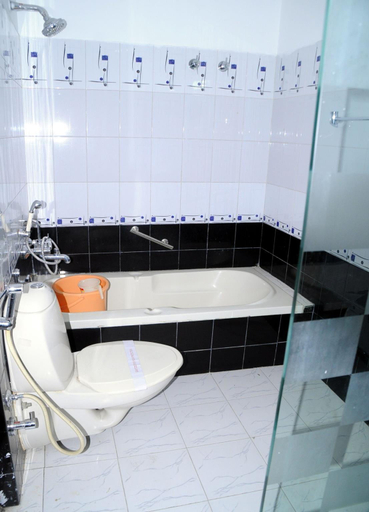 Bathroom 4, Hotel Meedo's Grand, Dehradun