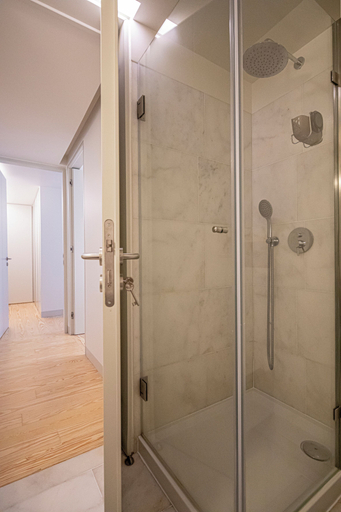 Bathroom 3, Castelo Superior Two Bedroom Apartment, Lisbon