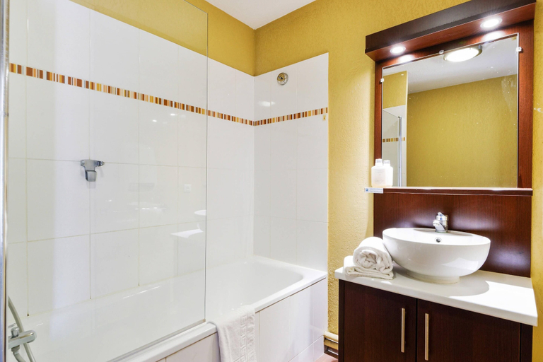 Bathroom 4, Comfort Aparthotel Six-Fours, Var