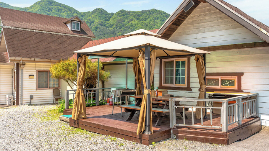 Exterior & Views 2, Gapyeong Gold Castle Pension, Gapyeong