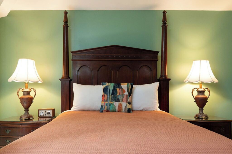 Bedroom 2, Hidden Garden Cottages & Suites, Allegan