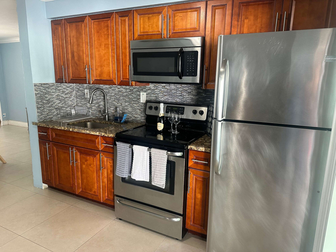 Room 5, Iconic 3BD Home Mins From the Beach Pompano FL, Broward