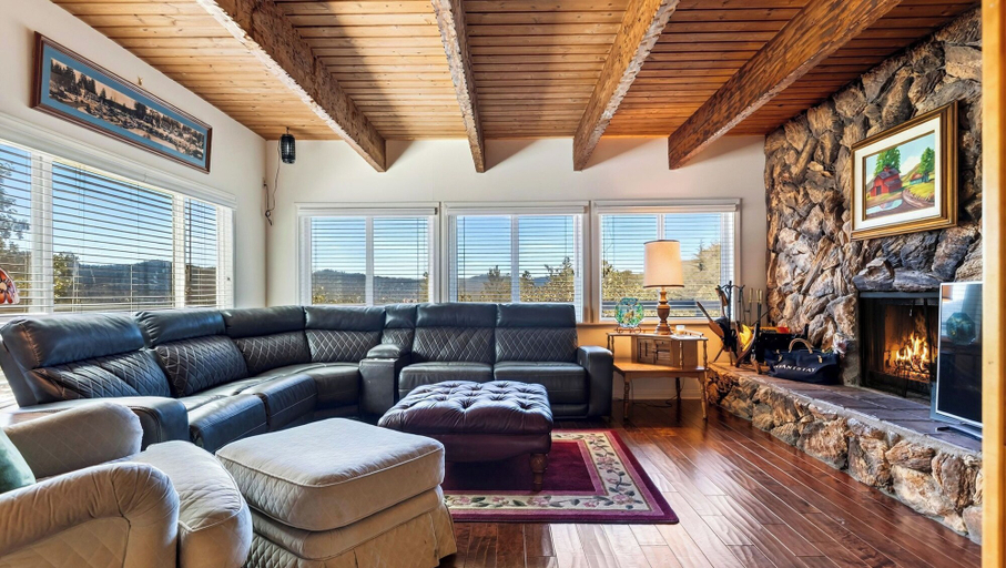 Interior 4, Golden Hour Lodge by Avantstay BBQ + Great Room + Multiple Decks Lake & Sunset Views, San Bernardino
