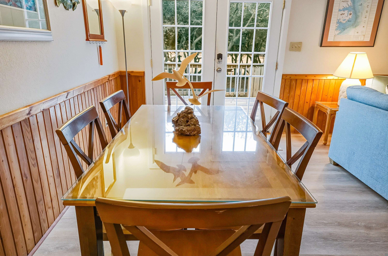 Room 3, Mins From Beach Outdoor Patio Games Sleeps 9, Dare