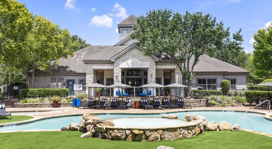 Outdoor pool, Landing Beautiful 1bd, Gym, Clubhouse, Houston