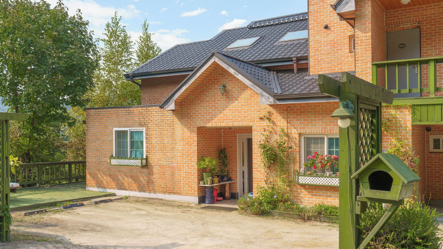 Exterior & Views 2, Yangpyeong Beulleosseom pet spa Pension, Yangpyeong