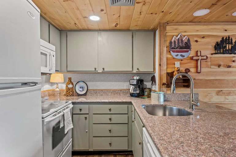 5, Indoor Pool Sleeps 7 Mountain Views Playground, Sevier