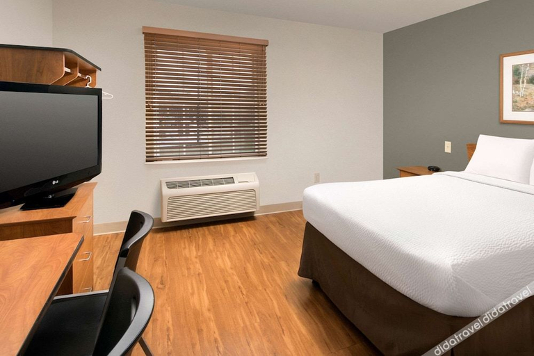 Bedroom 2, Value Place Cleveland, OH (Mentor), Lake