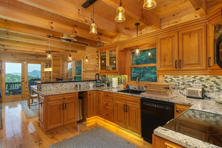 Room 3, Old Oak Lodge Mtn Getaway Views Hot Tub, Haywood